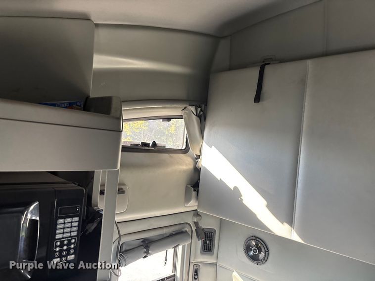 image for item YA1438 2020 Kenworth T680 semi truck