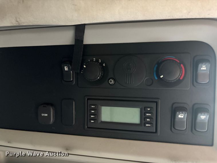 image for item YA1438 2020 Kenworth T680 semi truck