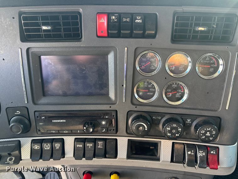 image for item YA1438 2020 Kenworth T680 semi truck