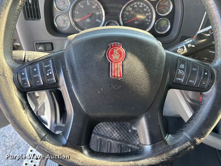 image for item YA1438 2020 Kenworth T680 semi truck