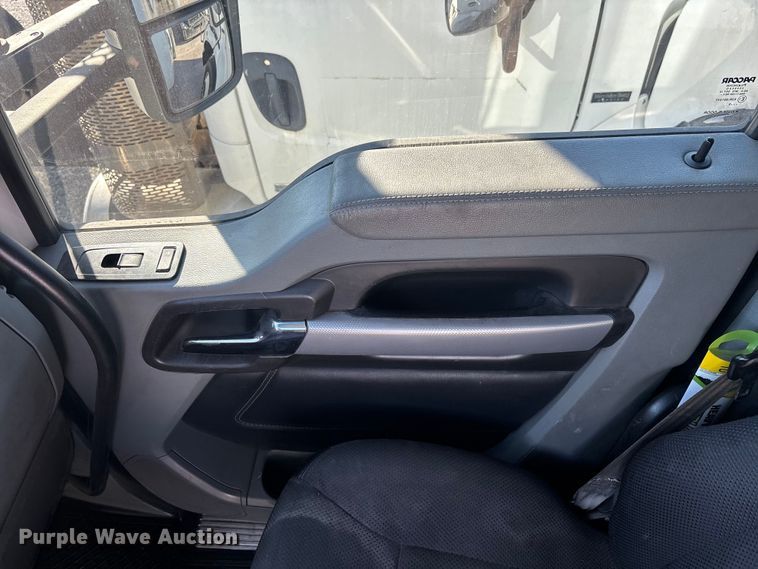 image for item YA1438 2020 Kenworth T680 semi truck