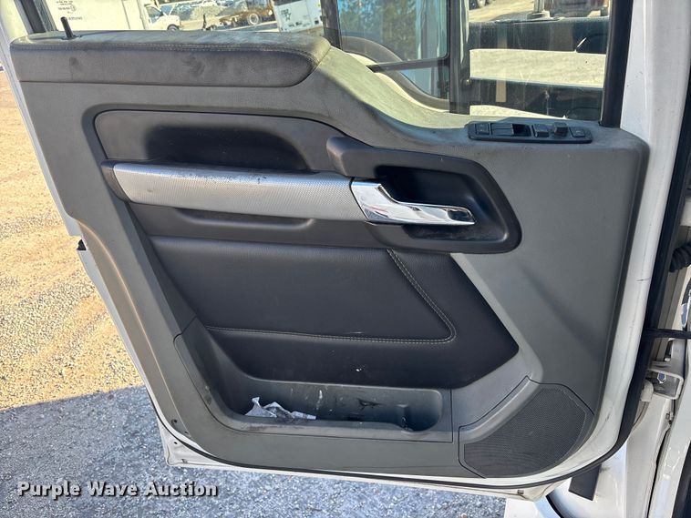 image for item YA1438 2020 Kenworth T680 semi truck