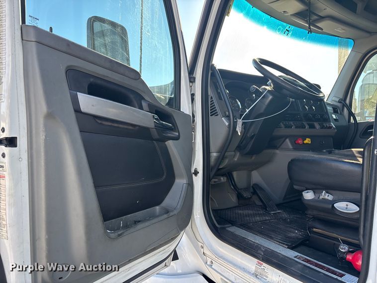 image for item YA1438 2020 Kenworth T680 semi truck