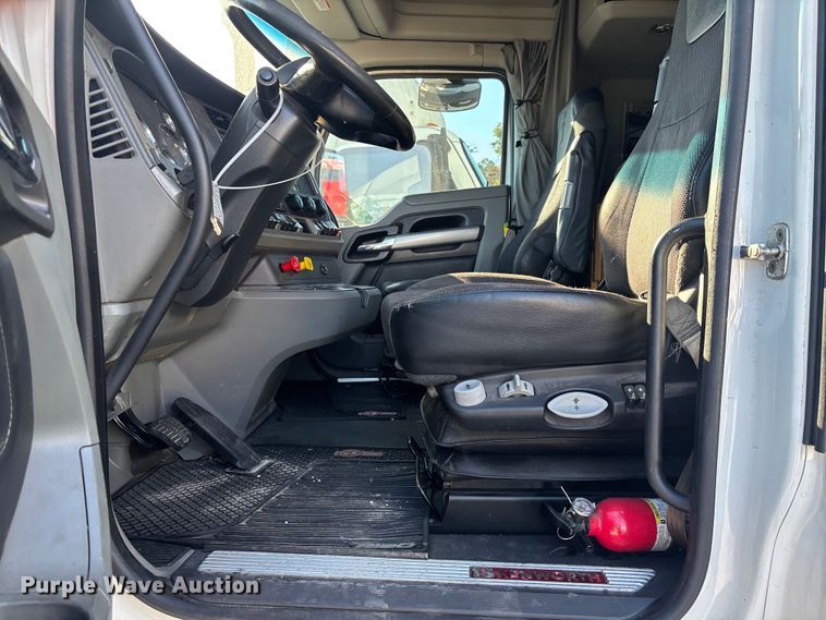 image for item YA1438 2020 Kenworth T680 semi truck