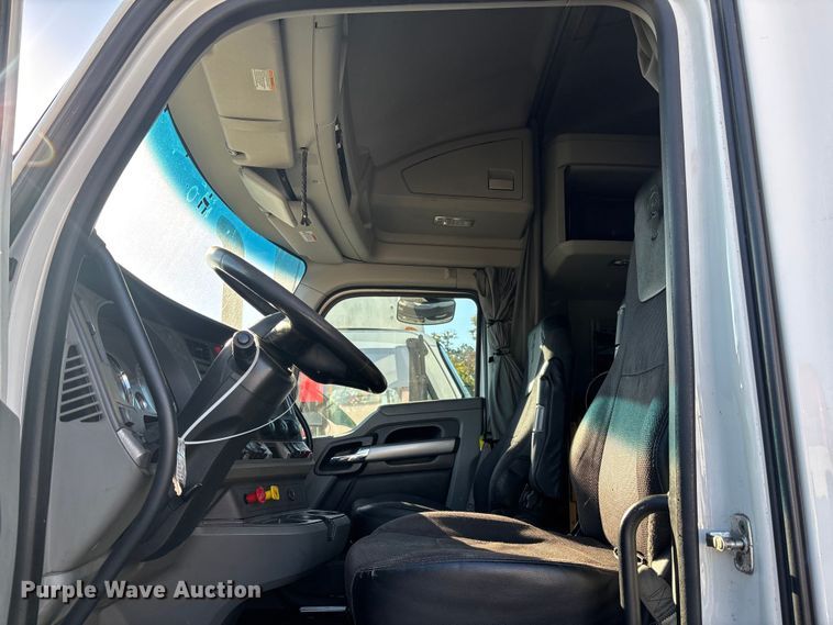 image for item YA1438 2020 Kenworth T680 semi truck