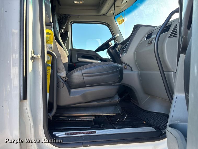 image for item YA1438 2020 Kenworth T680 semi truck