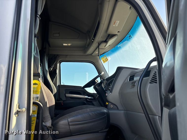 image for item YA1438 2020 Kenworth T680 semi truck