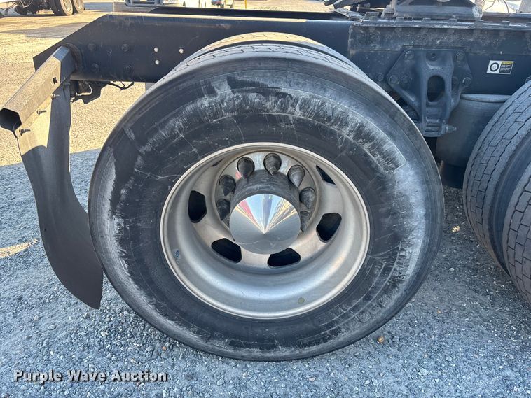 image for item YA1438 2020 Kenworth T680 semi truck