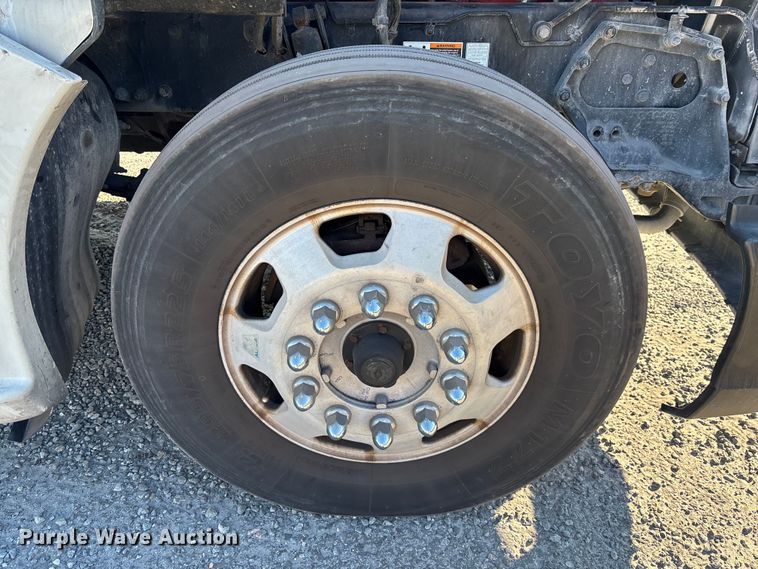 image for item YA1438 2020 Kenworth T680 semi truck