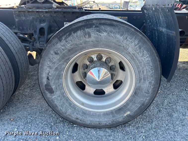 image for item YA1438 2020 Kenworth T680 semi truck