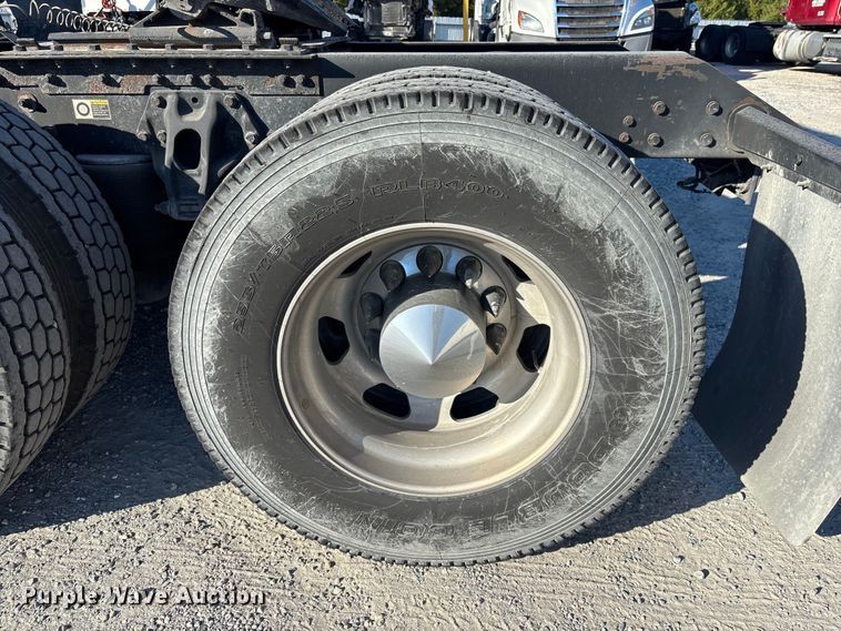 image for item YA1438 2020 Kenworth T680 semi truck