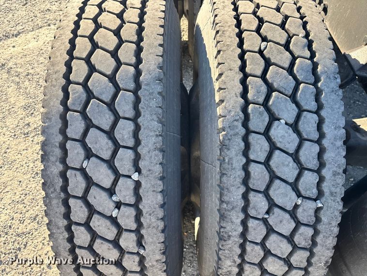 image for item YA1438 2020 Kenworth T680 semi truck