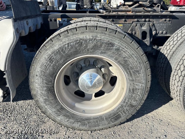 image for item YA1438 2020 Kenworth T680 semi truck