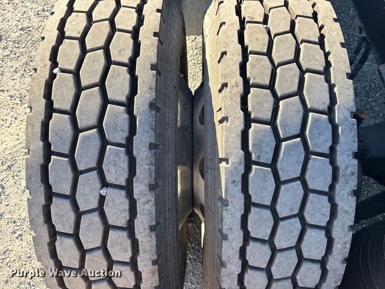 image for item YA1438 2020 Kenworth T680 semi truck