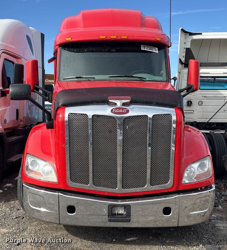 image for item YA1475 2020 Peterbilt 579 semi truck
