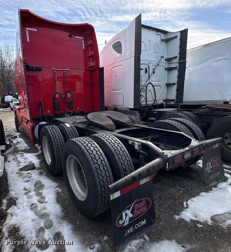 image for item YA1475 2020 Peterbilt 579 semi truck