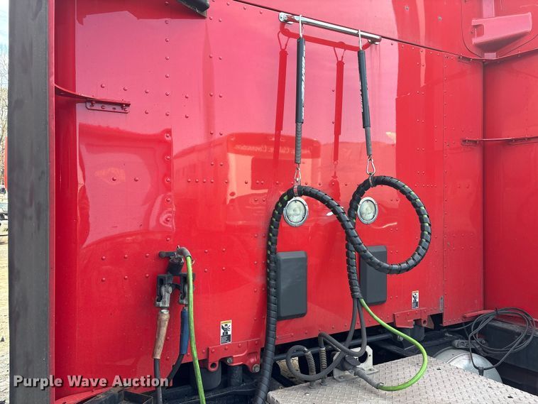 image for item YA1475 2020 Peterbilt 579 semi truck