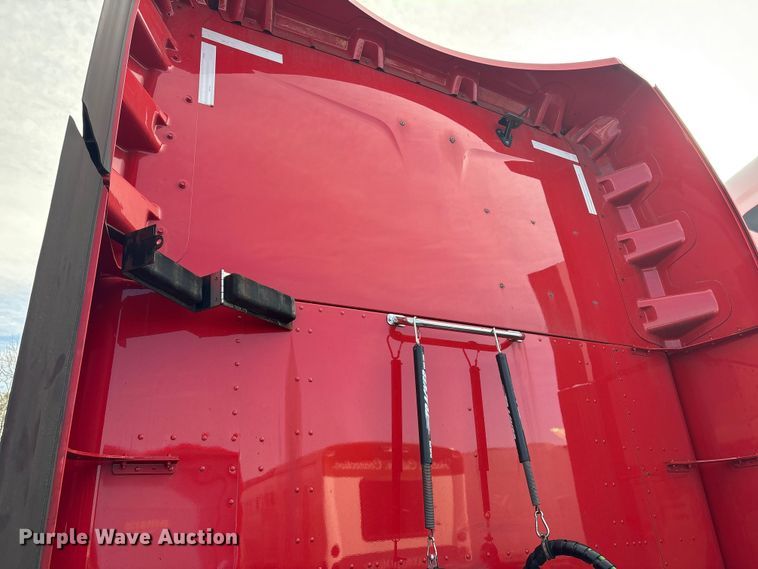 image for item YA1475 2020 Peterbilt 579 semi truck