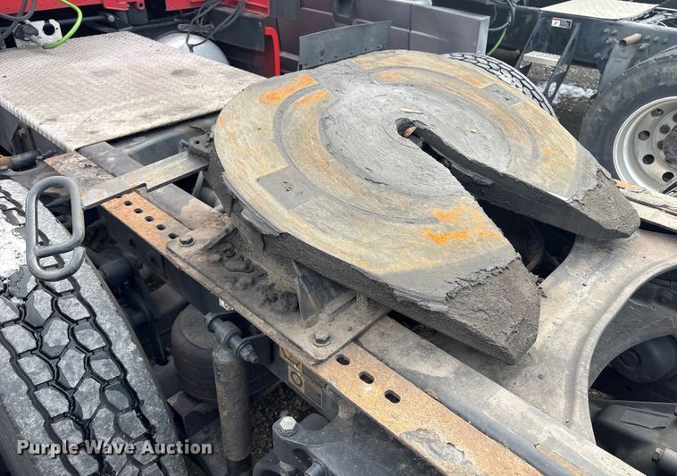 image for item YA1475 2020 Peterbilt 579 semi truck