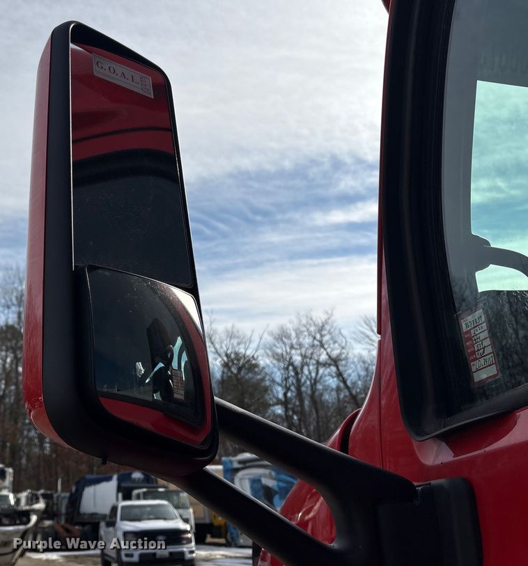 image for item YA1475 2020 Peterbilt 579 semi truck