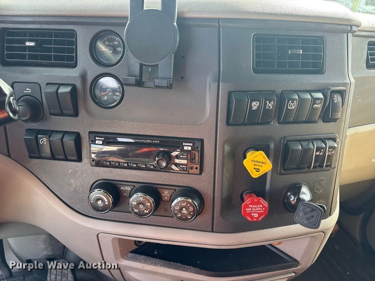 image for item YA1475 2020 Peterbilt 579 semi truck