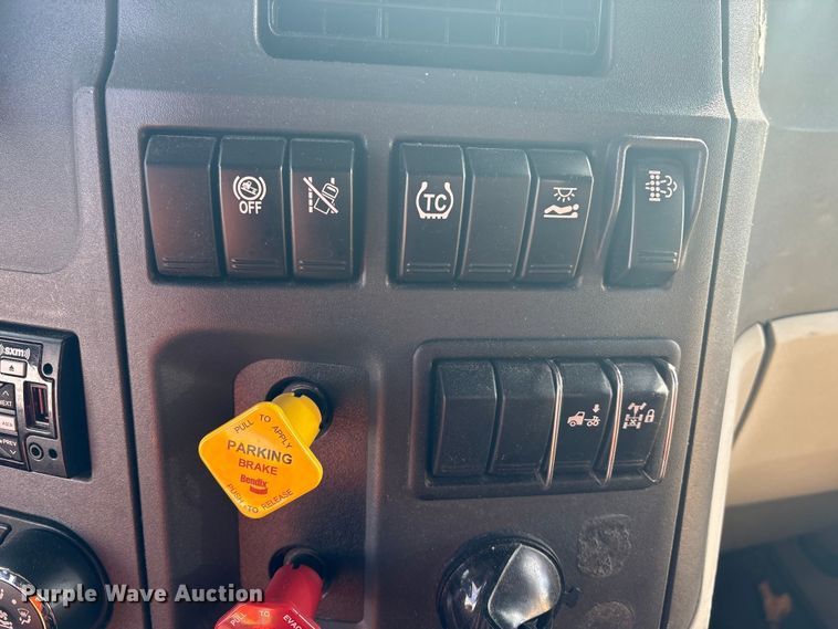 image for item YA1475 2020 Peterbilt 579 semi truck