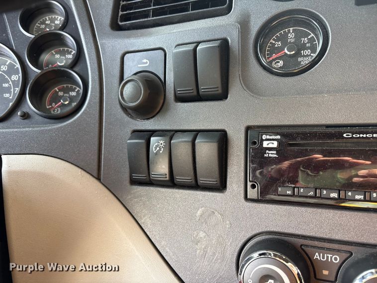 image for item YA1475 2020 Peterbilt 579 semi truck