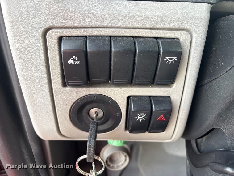 image for item YA1475 2020 Peterbilt 579 semi truck