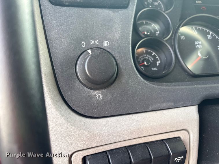 image for item YA1475 2020 Peterbilt 579 semi truck