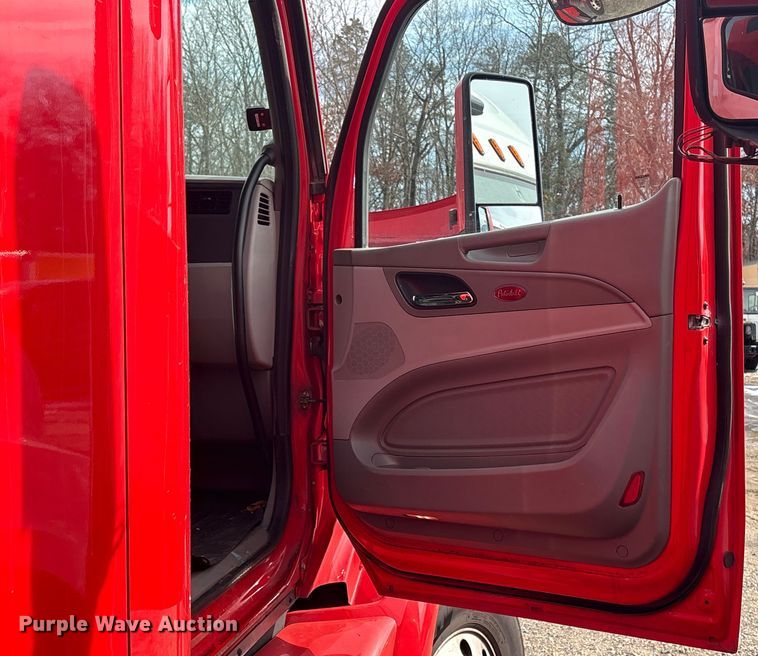 image for item YA1475 2020 Peterbilt 579 semi truck