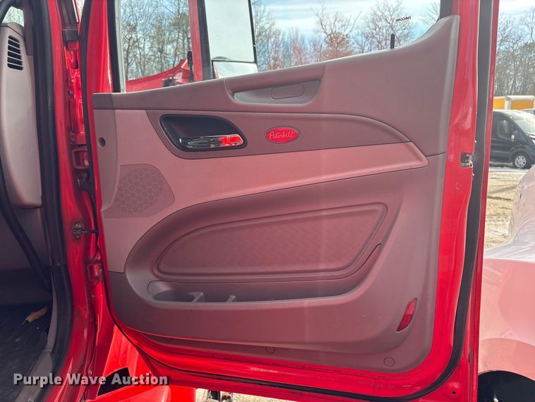 image for item YA1475 2020 Peterbilt 579 semi truck