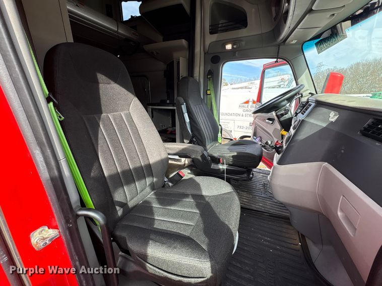 image for item YA1475 2020 Peterbilt 579 semi truck