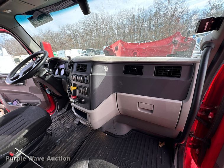 image for item YA1475 2020 Peterbilt 579 semi truck