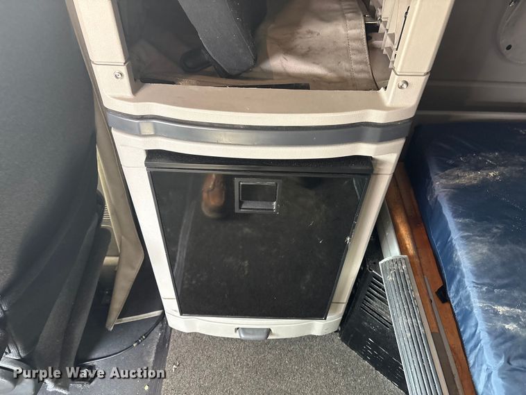 image for item YA1475 2020 Peterbilt 579 semi truck