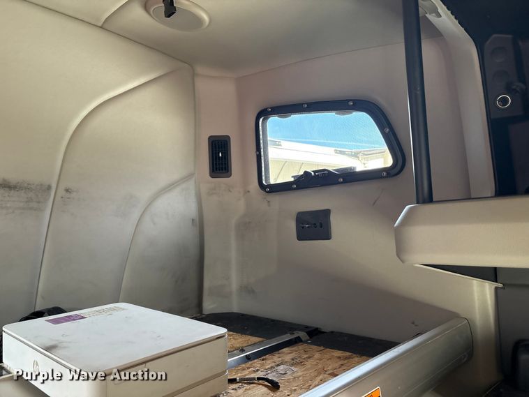 image for item YA1475 2020 Peterbilt 579 semi truck