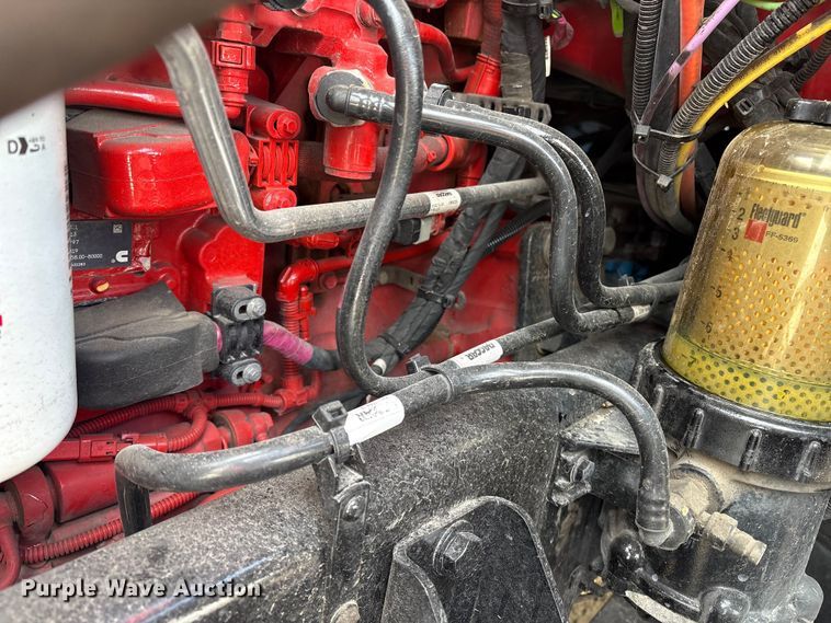 image for item YA1475 2020 Peterbilt 579 semi truck