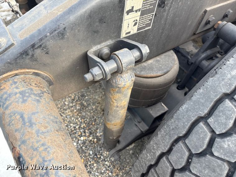 image for item YA1475 2020 Peterbilt 579 semi truck