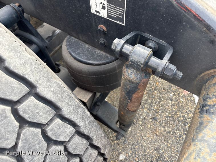 image for item YA1475 2020 Peterbilt 579 semi truck