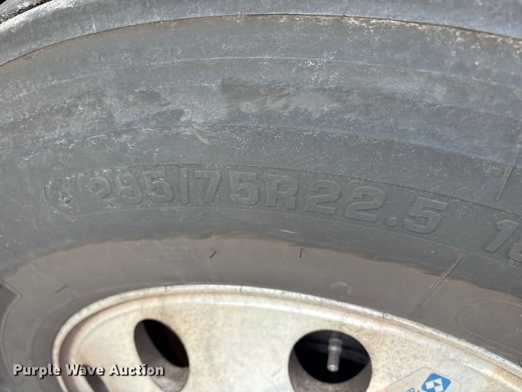 image for item YA1475 2020 Peterbilt 579 semi truck