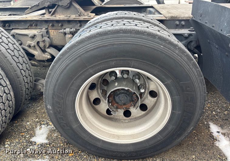 image for item YA1475 2020 Peterbilt 579 semi truck