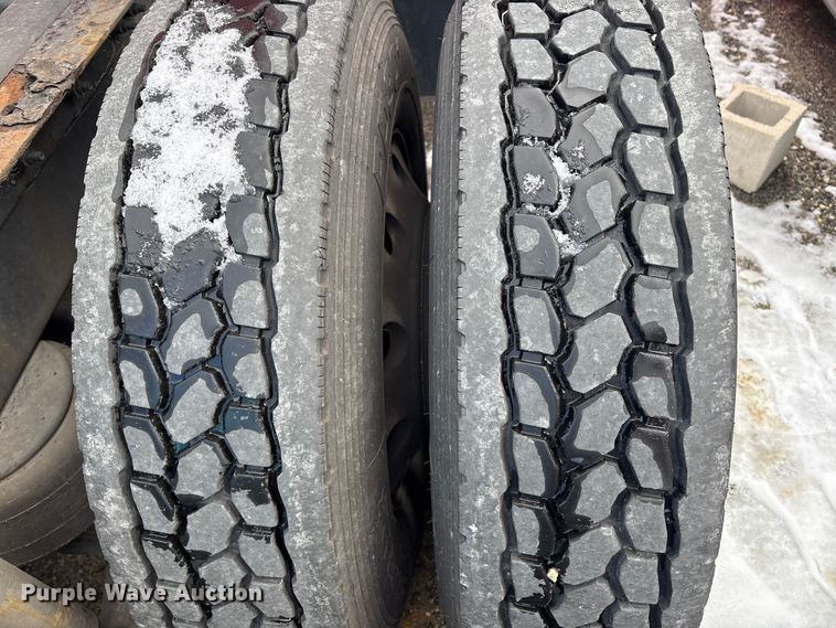 image for item YA1475 2020 Peterbilt 579 semi truck