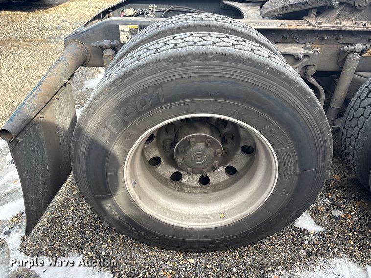 image for item YA1475 2020 Peterbilt 579 semi truck