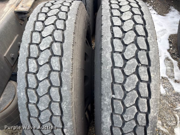 image for item YA1475 2020 Peterbilt 579 semi truck