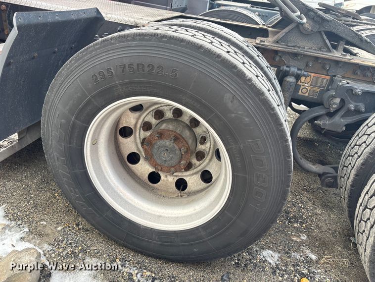 image for item YA1475 2020 Peterbilt 579 semi truck