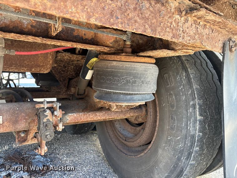 image for item YA1582 1995 Wabash dry van trailer