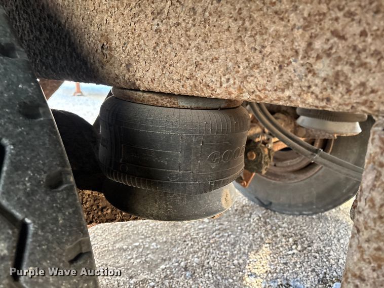 image for item YA1582 1995 Wabash dry van trailer