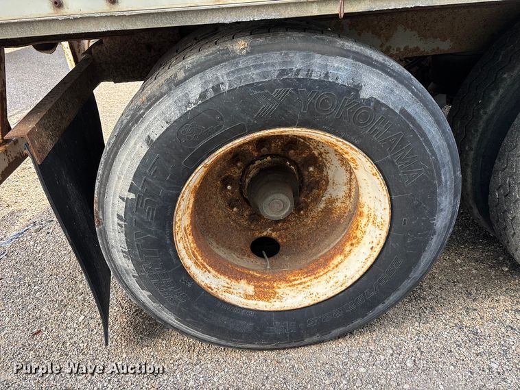 image for item YA1582 1995 Wabash dry van trailer