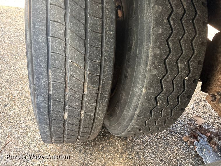 image for item YA1582 1995 Wabash dry van trailer