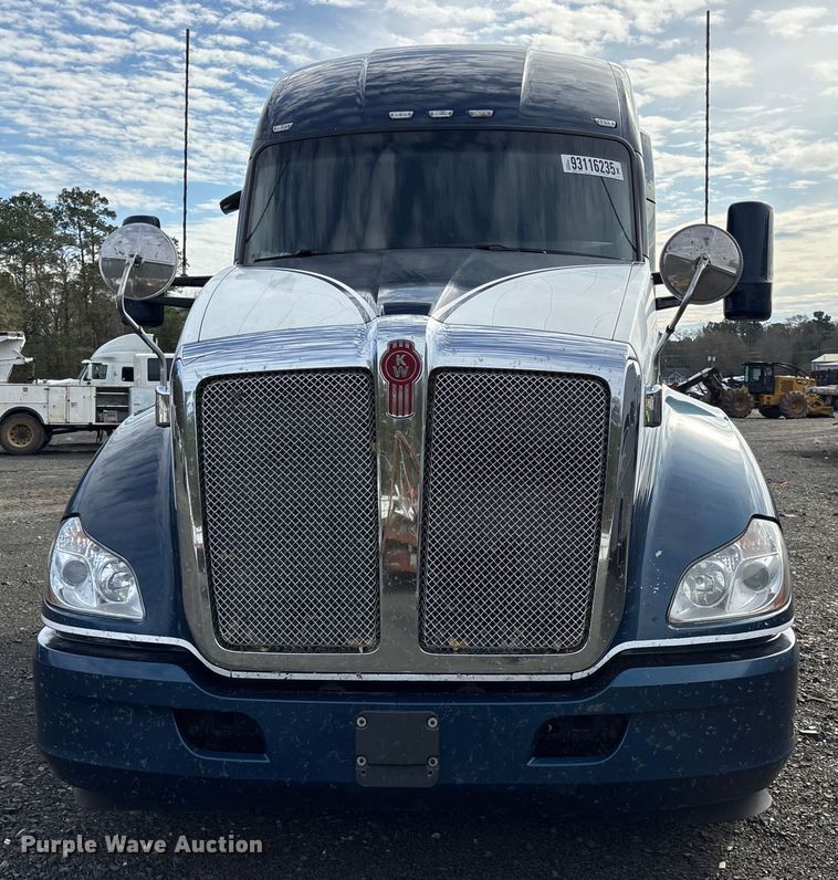 image for item YA1595 2020 Kenworth T680 semi truck