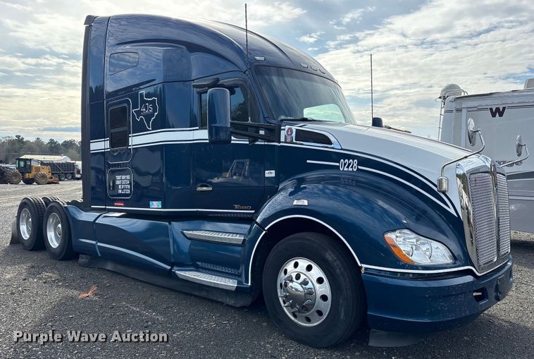 image for item YA1595 2020 Kenworth T680 semi truck
